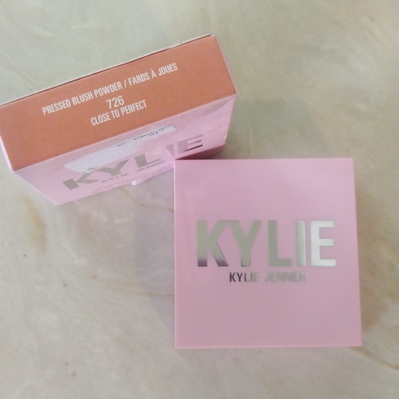 3/$20 NIB NWT Kylie Jenner cosmetics Pressed Blush Powder - Picture 3 of 6